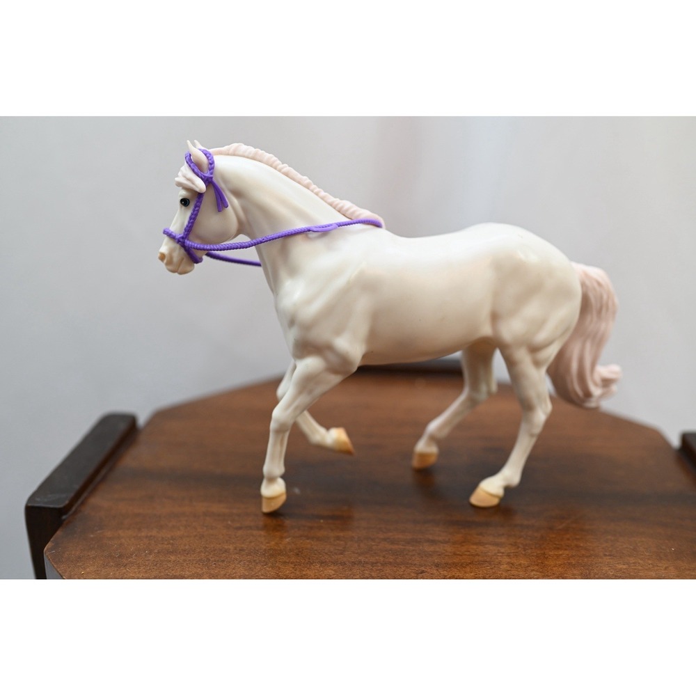 Breyer Reeves Horse 4-ever Friends Classics Series White Model Horse 9x6